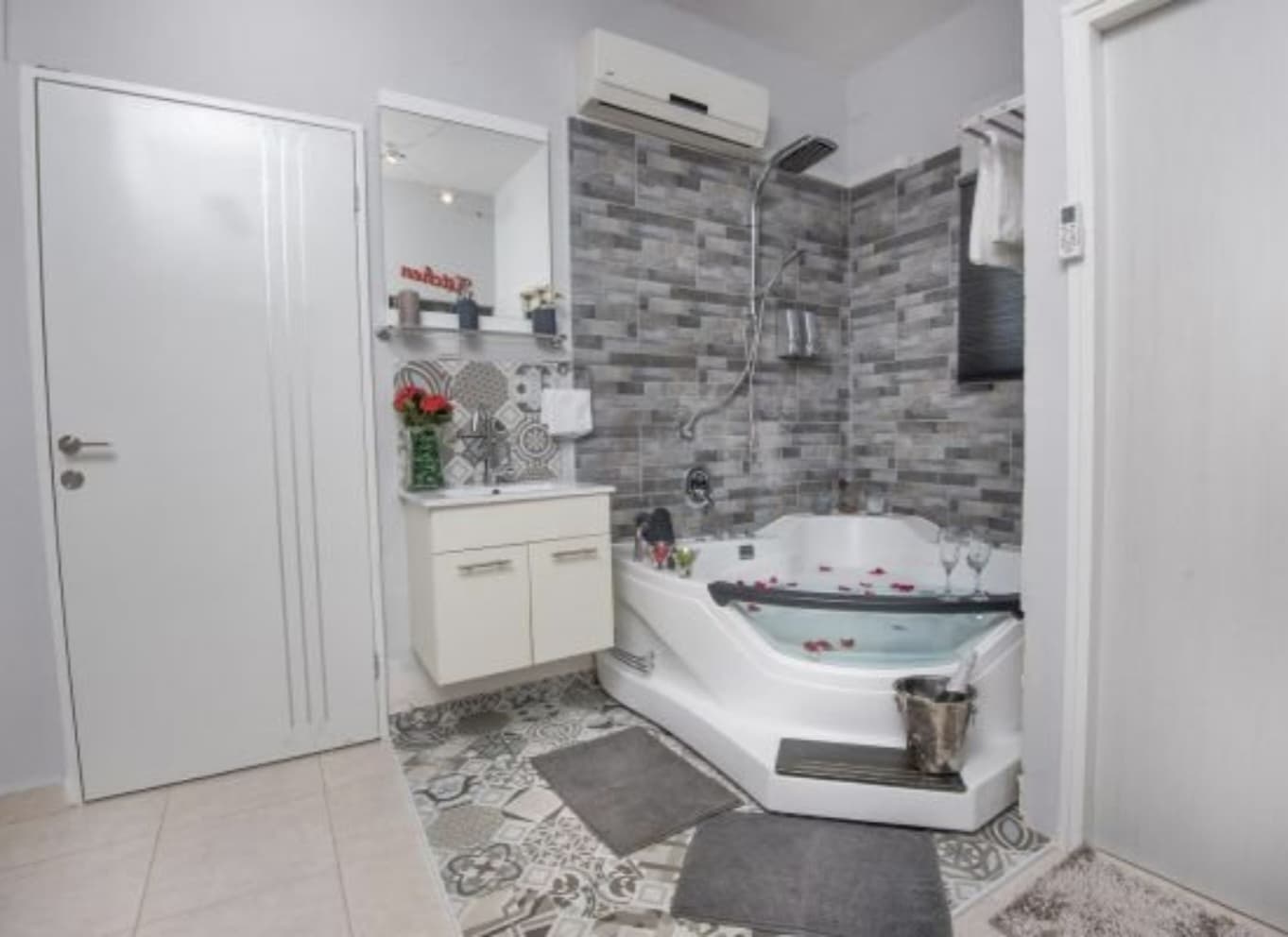 סוויטה זוגית מחולקת