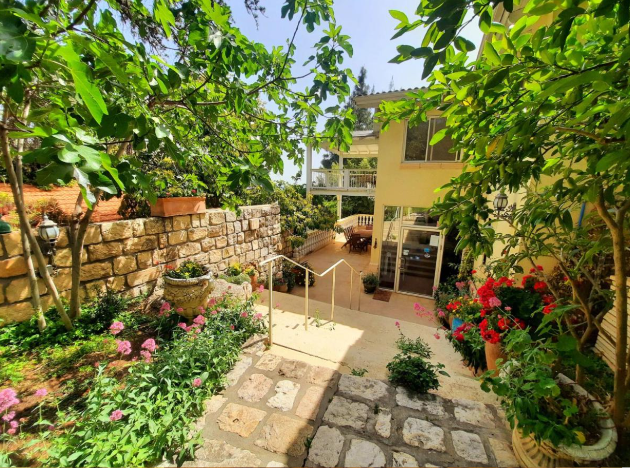 הבית למרגלות ההר